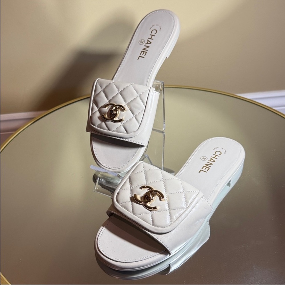 Chanel 25B Turnlock CC Interlocking logo Quilted leather sandals Sz 38.5 - Picture 14 of 15